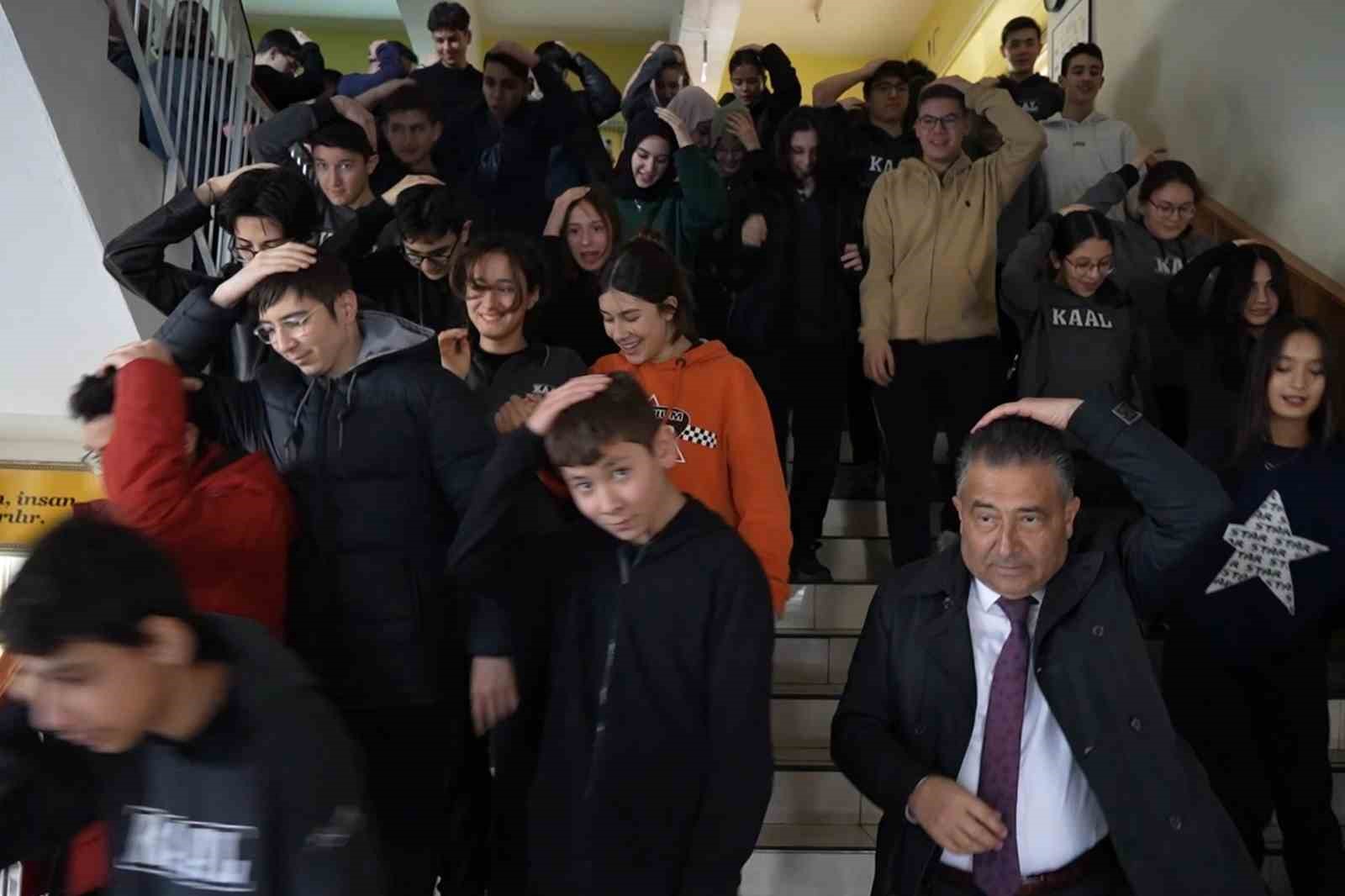 Kırıkkale’de okullarda deprem ve tahliye tatbikatı
Kırıkkale’de okullarda deprem ve tahliye tatbikatı