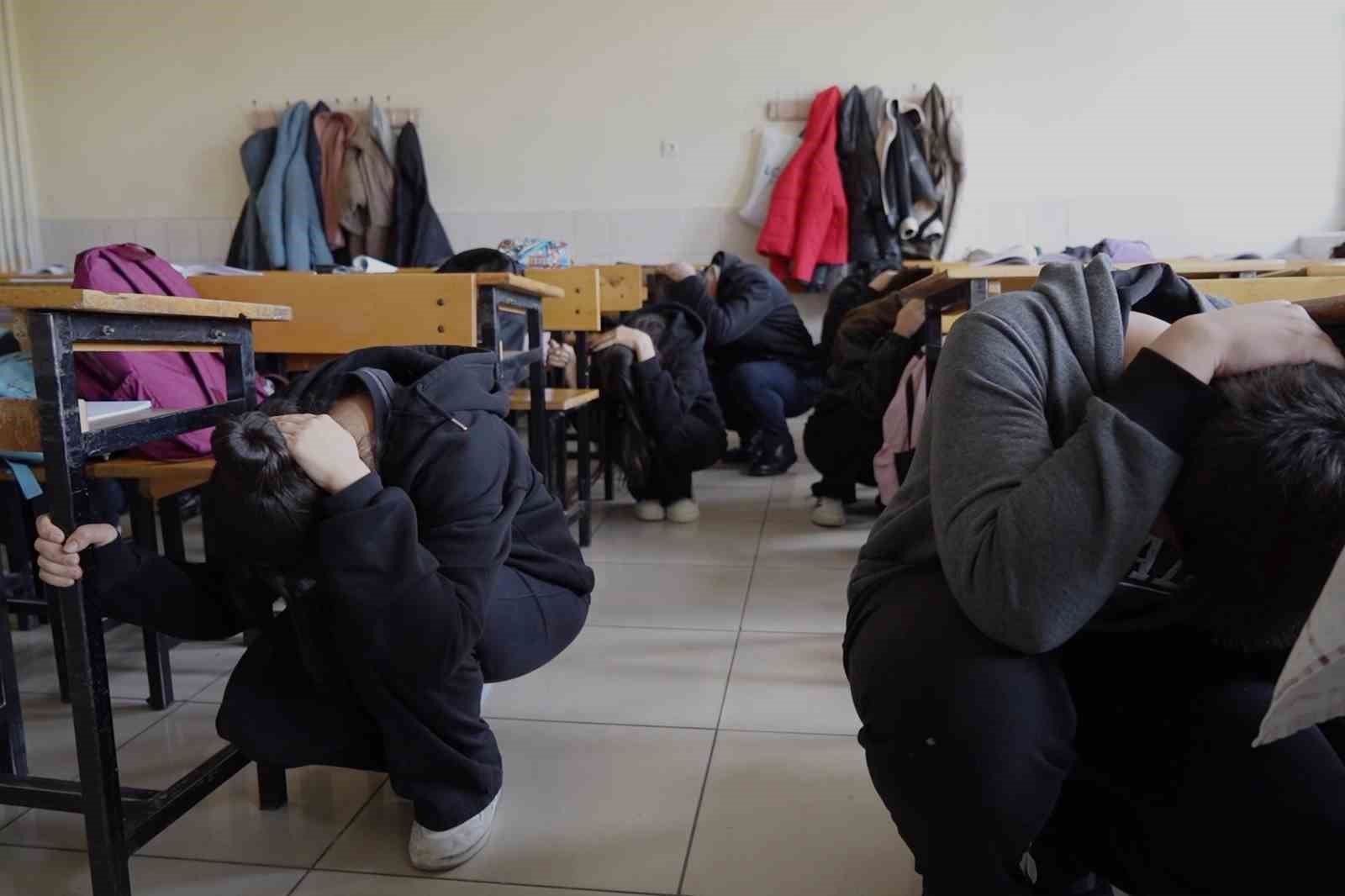 Kırıkkale’de okullarda deprem ve tahliye tatbikatı
Kırıkkale’de okullarda deprem ve tahliye tatbikatı