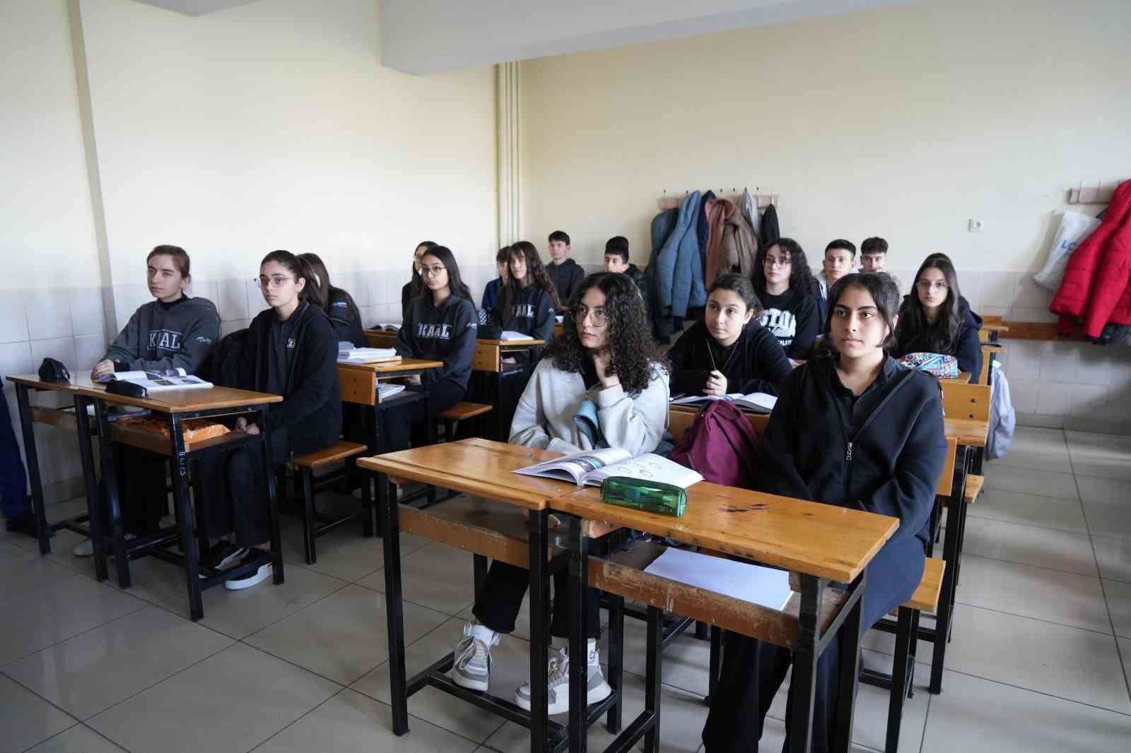 Kırıkkale’de okullarda deprem ve tahliye tatbikatı
Kırıkkale’de okullarda deprem ve tahliye tatbikatı