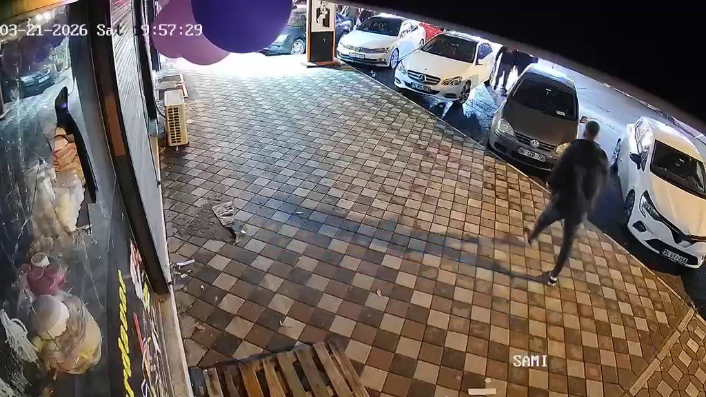 Kırılan bardak tartışmasında "Beni müşterilerin yanında rezil ediyorsun, ben yapacağımı biliyorum" diyen kadının kocası, iş yerinin camına kaldırım taşı fırlattı
