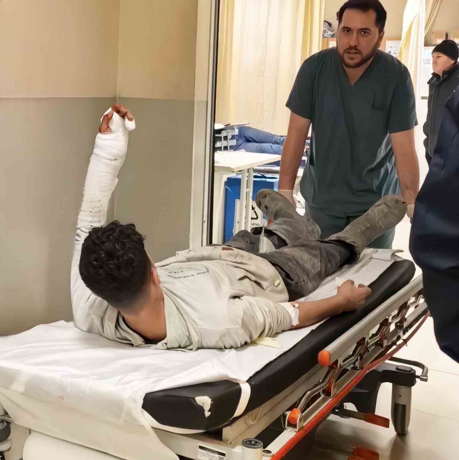 Kırılan cam bileğini kesti
