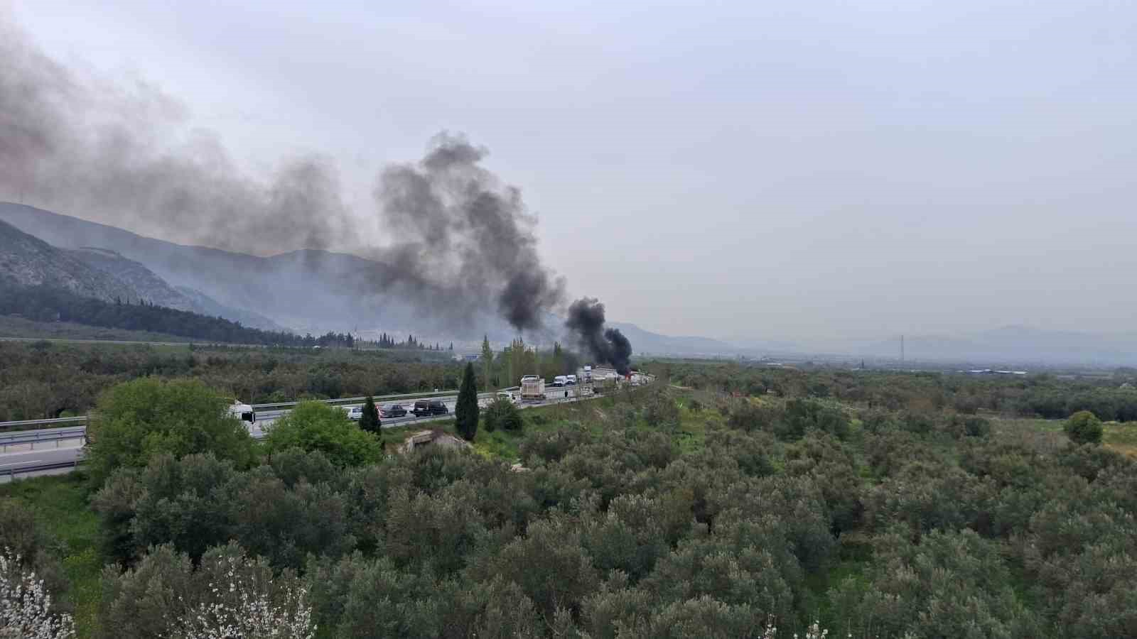 Kırkağaç’ta otomobil önce bariyerlere çarptı sonra alev alev yandı
