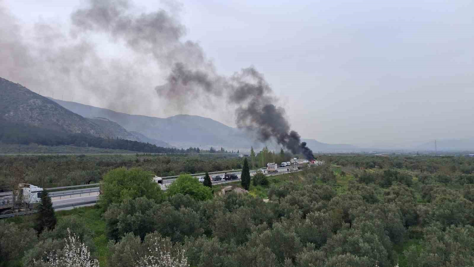Kırkağaç’ta otomobil önce bariyerlere çarptı sonra alev alev yandı
