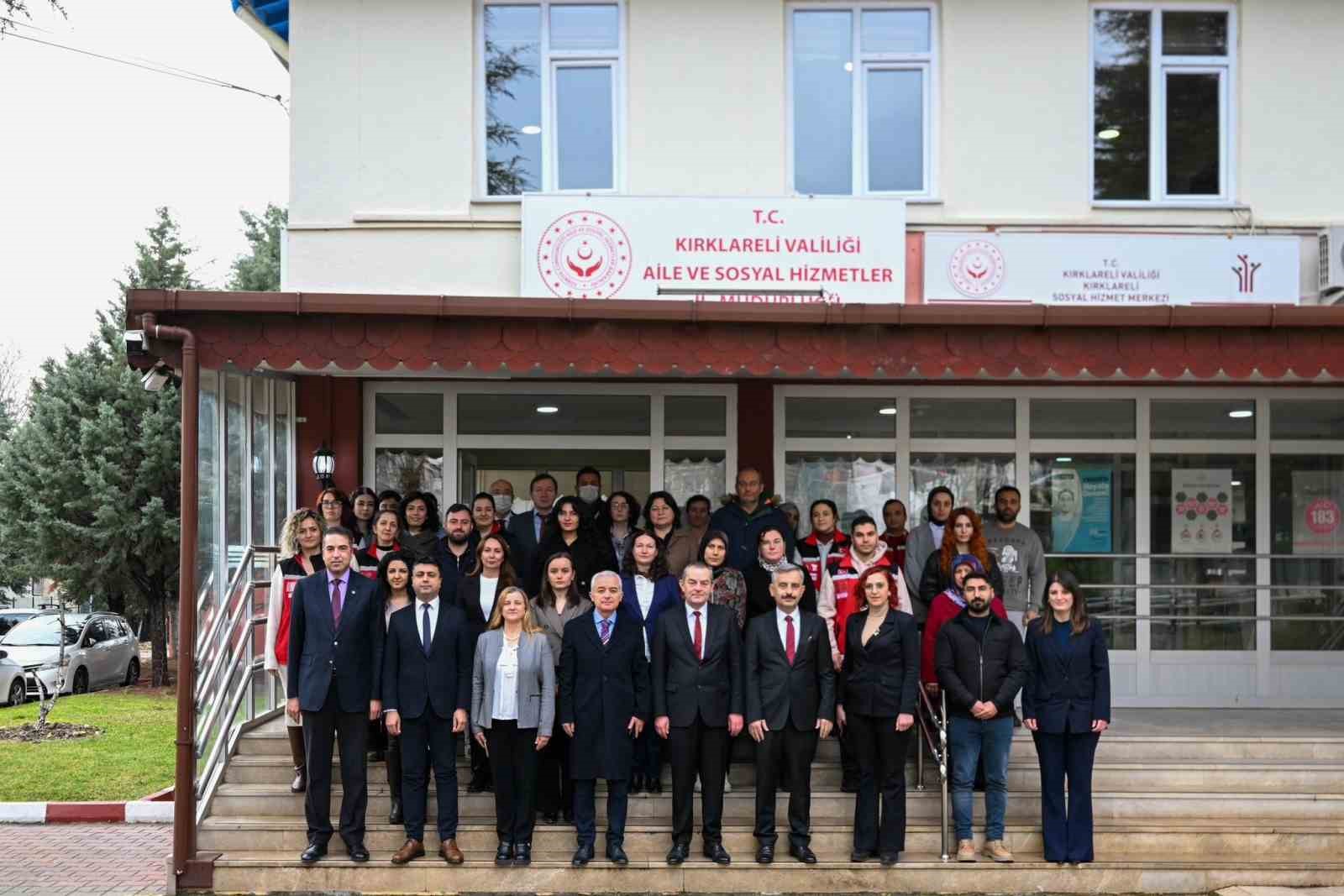 Kırklareli Valisi Turan: "Aile odaklı sosyal hizmetlerin bütüncül, koruyucu ve önleyici bir anlayışla sürdürülebilir şekilde yürütülmesi büyük önem taşıyor"
Kırklareli Valisi Turan: "Aile odaklı sosyal hizmetlerin bütüncül, koruyucu ve önleyici bir anlayışla sürdürülebilir şekilde yürütülmesi büyük önem taşıyor"