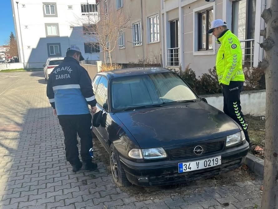 Kırklareli’nde atıl durumdaki park edilmiş araçlar kaldırılıyor

