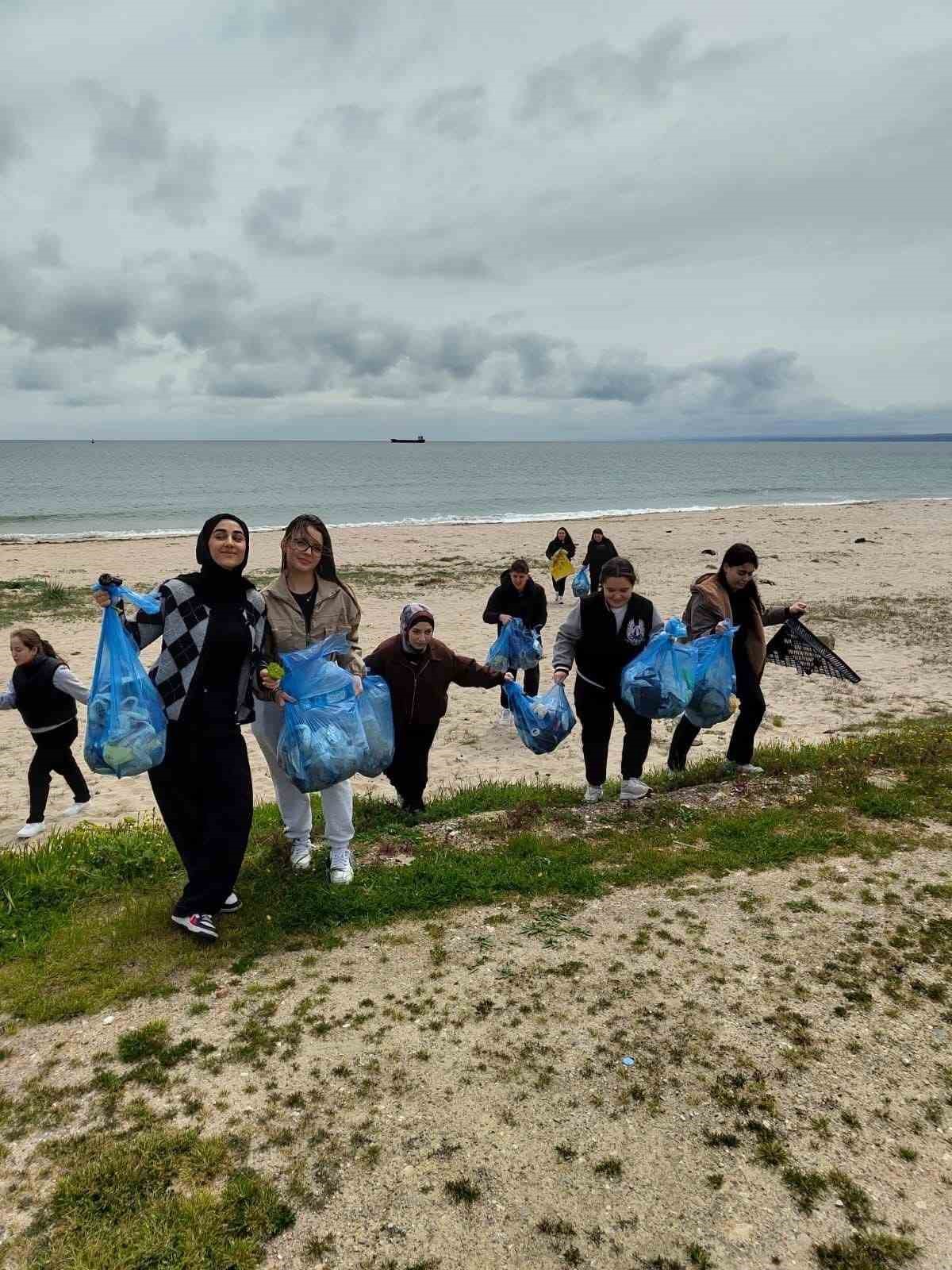 Kırklareli’nde çevreci öğrenciler sahilde temizlik yaptı
