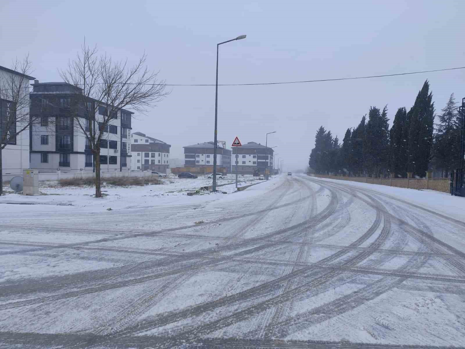 Kırklareli’nde kar yağışı etkisini arttırdı
