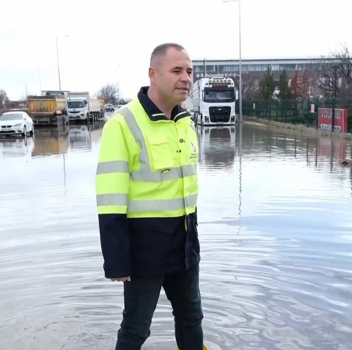 Kırklareli’nde şiddetli yağış hayatı felç etti: Başkan Bulut sular içinde şiir okudu
