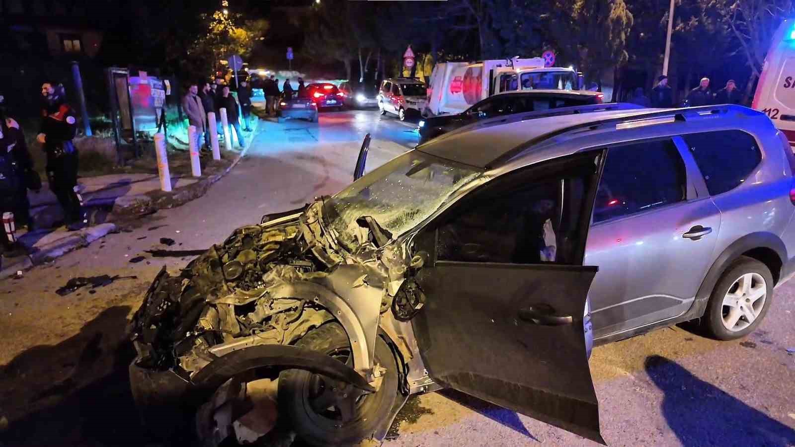 Kırmızı ışık ihlali kazaya neden oldu: 1’i ağır 6 yaralı
