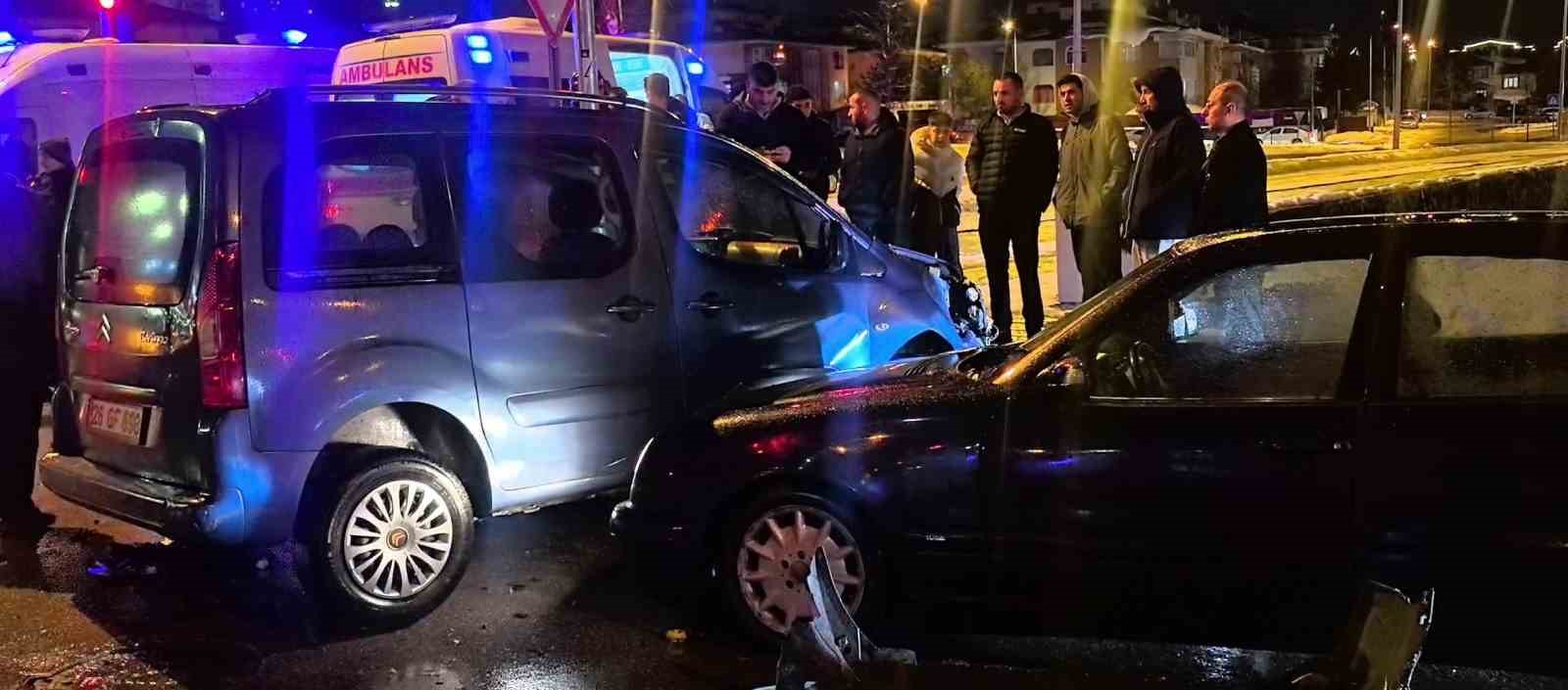 Kırmızı ışık ihlali kazaya neden oldu: 2 yaralı
