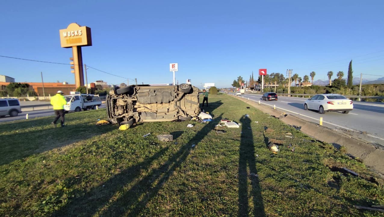 Kırmızı ışık ihlali yapan aracın çarptığı minibüs devrildi: 5 yaralı
