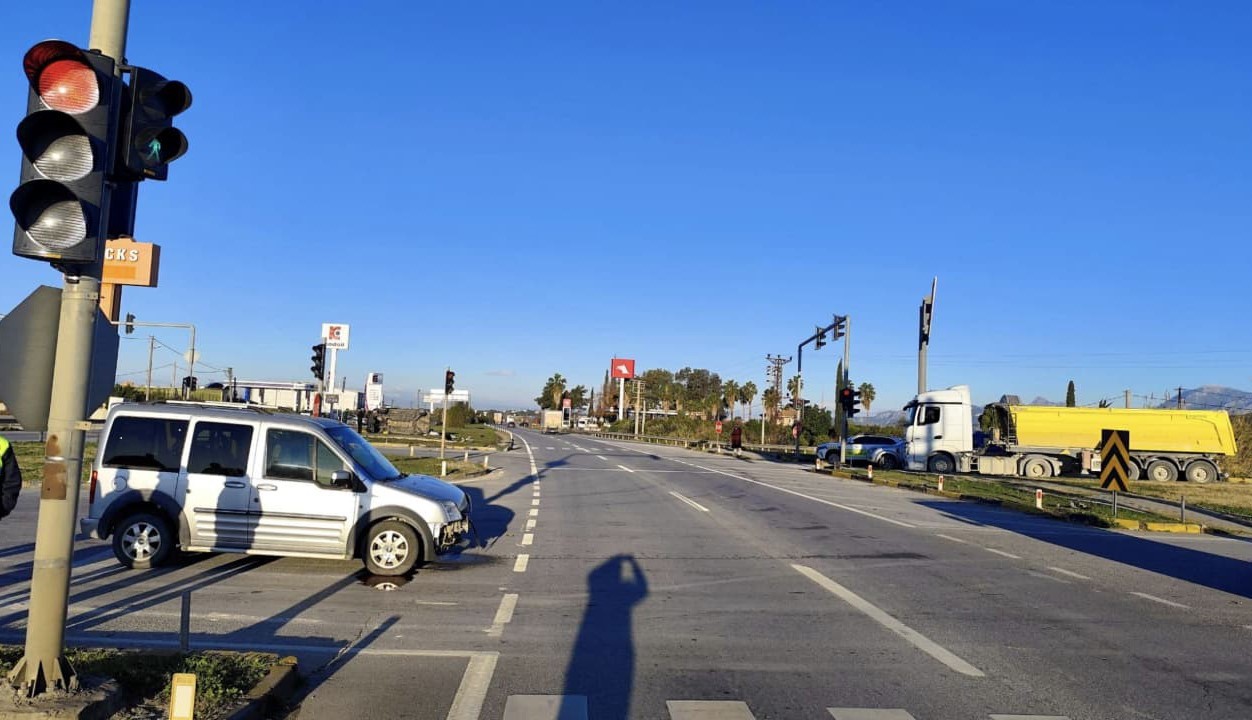 Kırmızı ışık ihlali yapan aracın çarptığı minibüs devrildi: 5 yaralı
