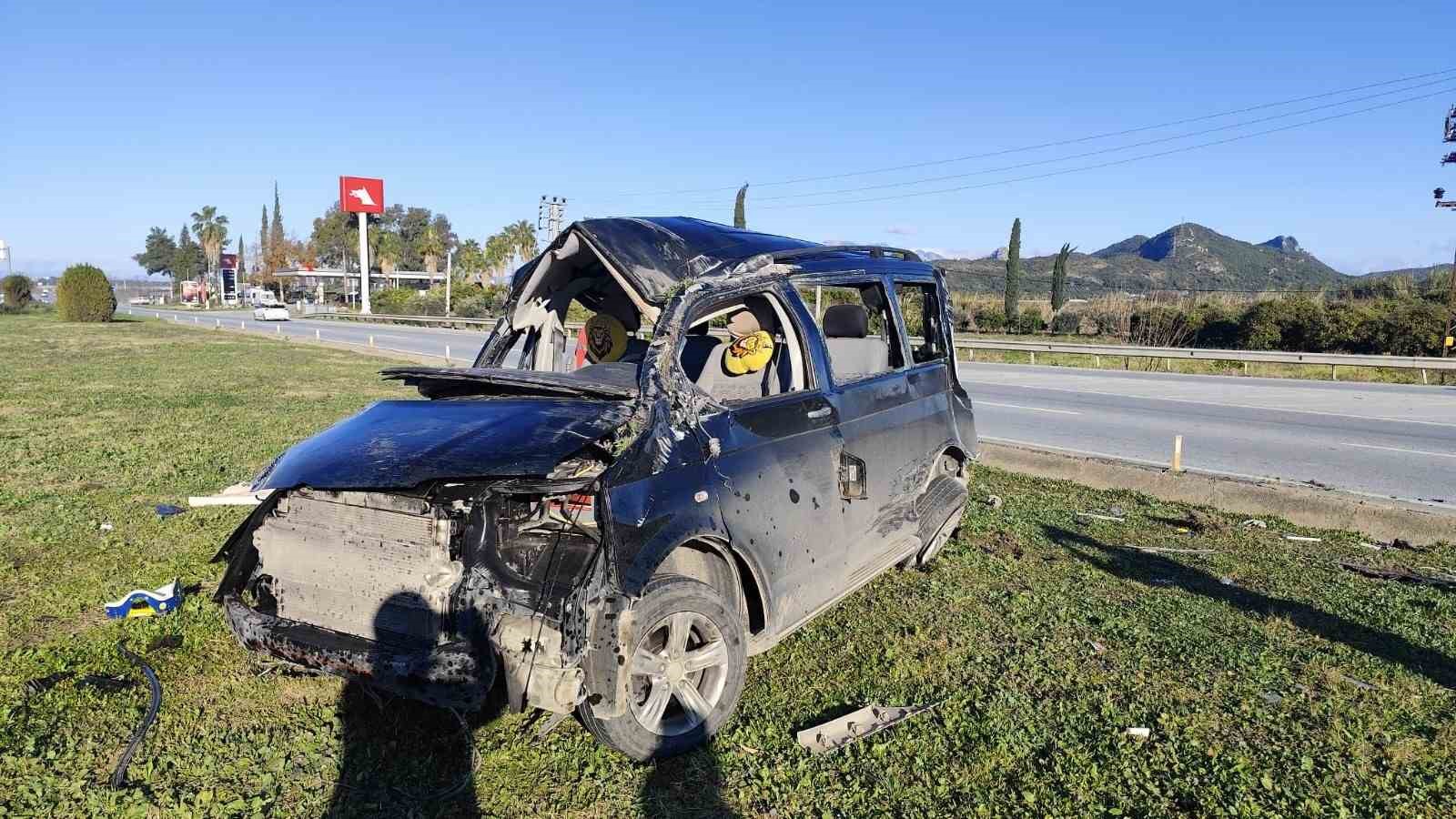 Kırmızı ışık ihlali yapan aracın çarptığı minibüs devrildi: 5 yaralı

