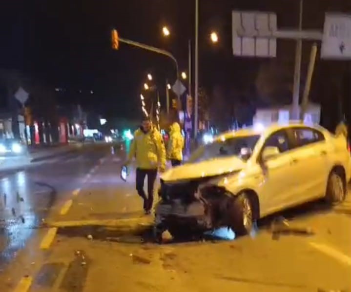 Kırmızı ışık ihlali yapan mikser ortalığı savaş alanına çevirdi; 5 yaralı
