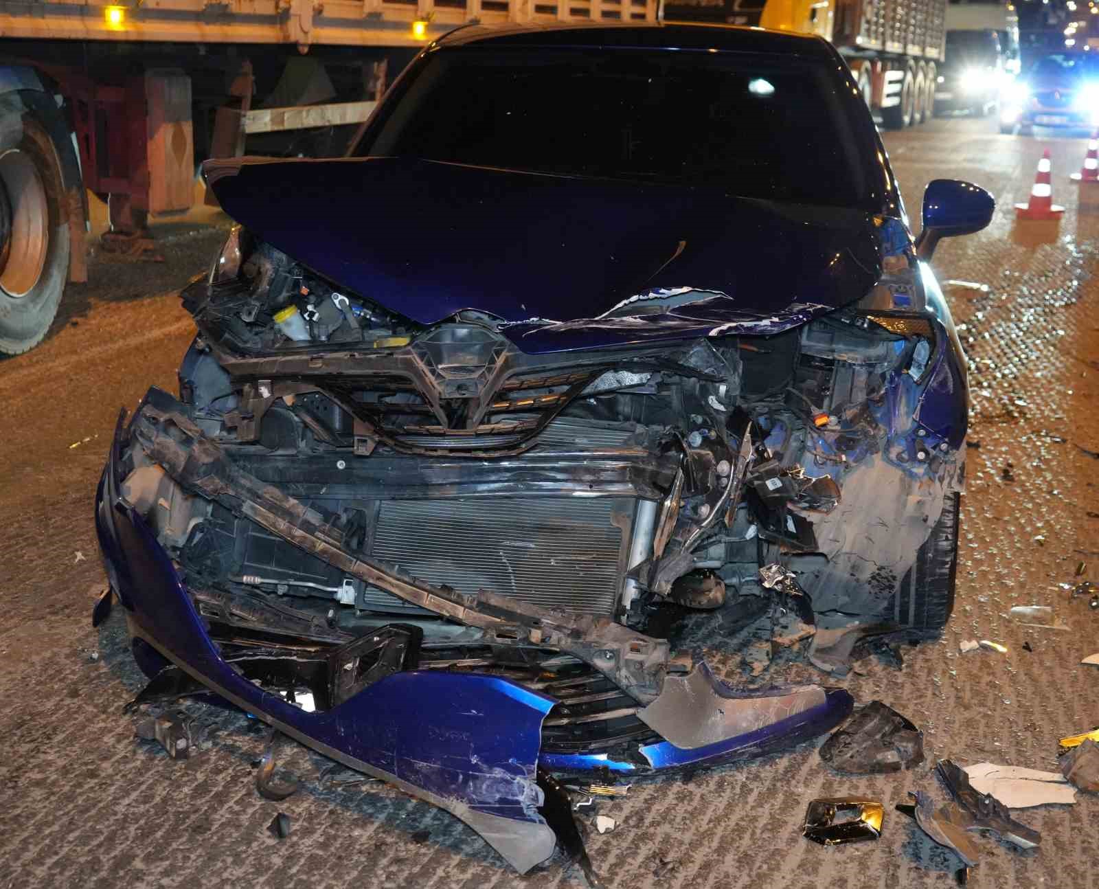 Kırmızı ışık ihlali yapan sürücü otomobile çarptı: 1 yaralı
