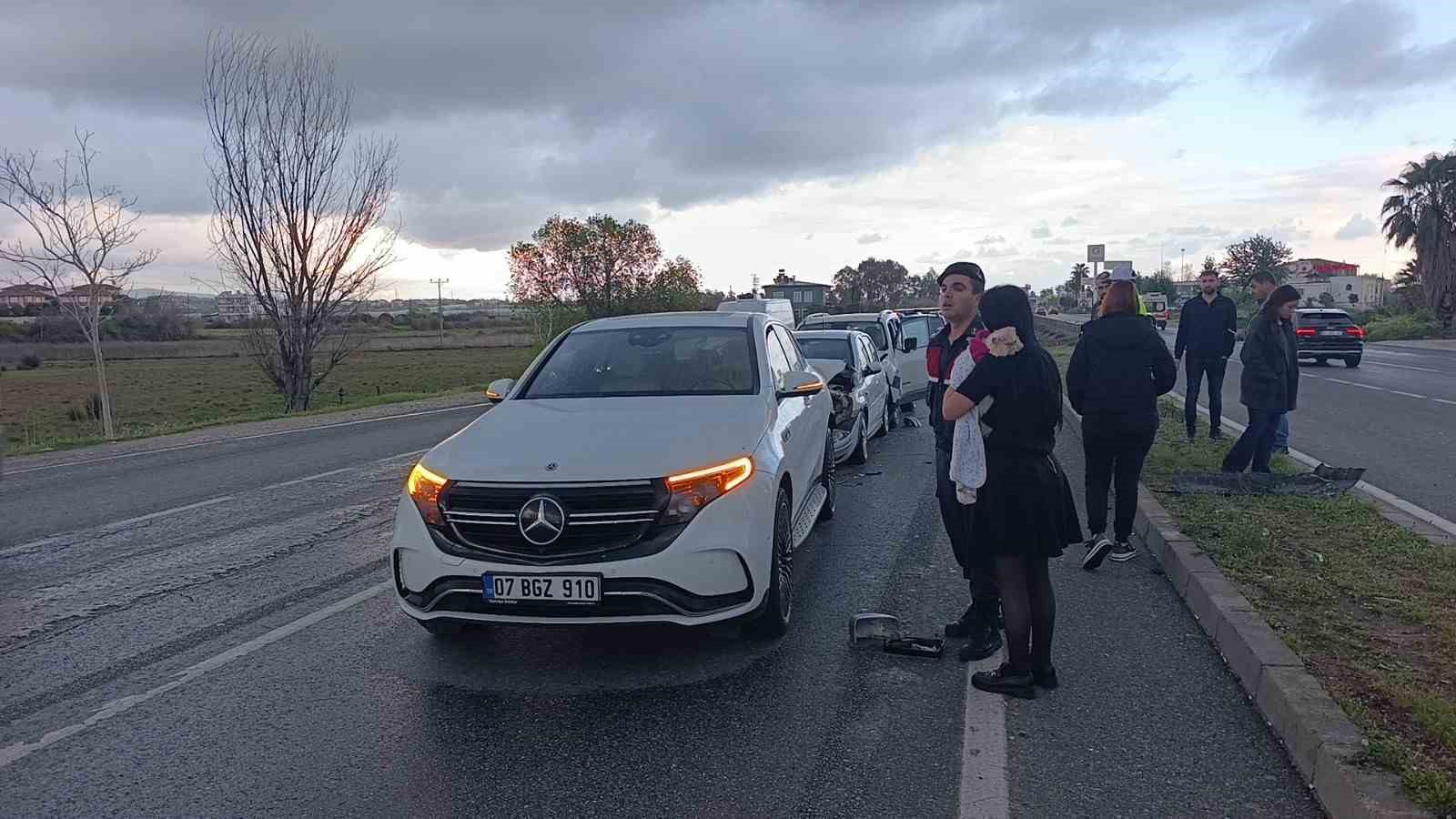 Kırmızı ışıkta bekleyen araçlara çarpıp olay yerinden ayrıldı: 4 yaralı
