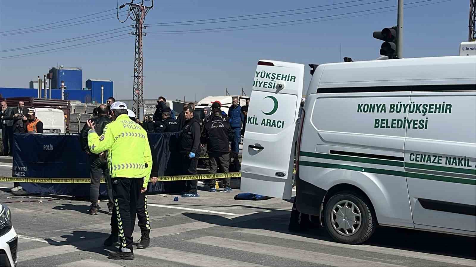 Kırmızı ışıkta bekleyen hafif ticari araca motosiklet çarptı: 1 ölü
