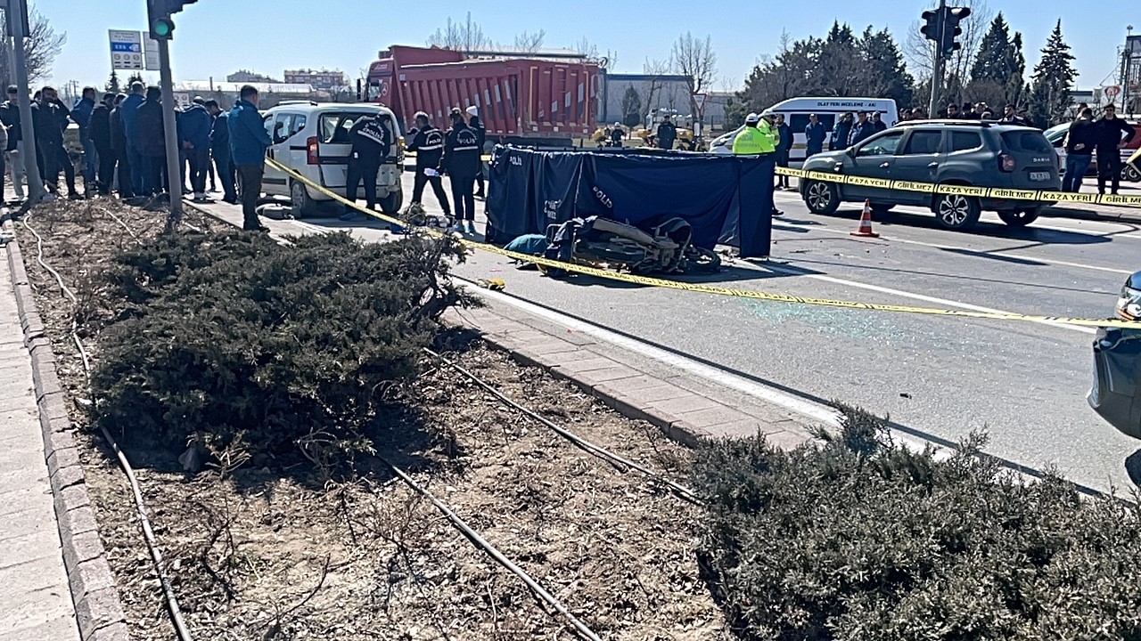 Kırmızı ışıkta bekleyen hafif ticari araca motosiklet çarptı: 1 ölü

