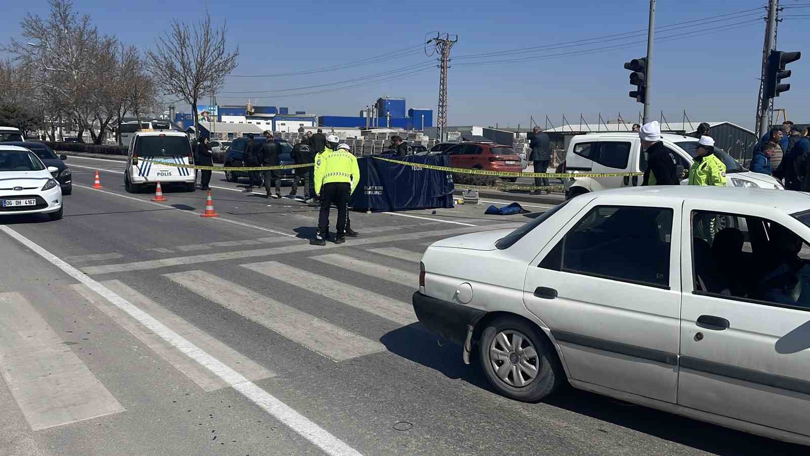 Kırmızı ışıkta bekleyen hafif ticari araca motosiklet çarptı: 1 ölü
