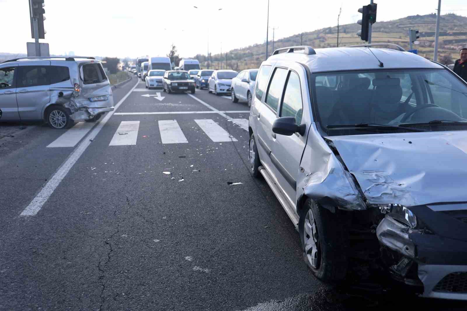 Kırmızı ışıkta bekleyen otomobile çarptı: 2 yaralı
