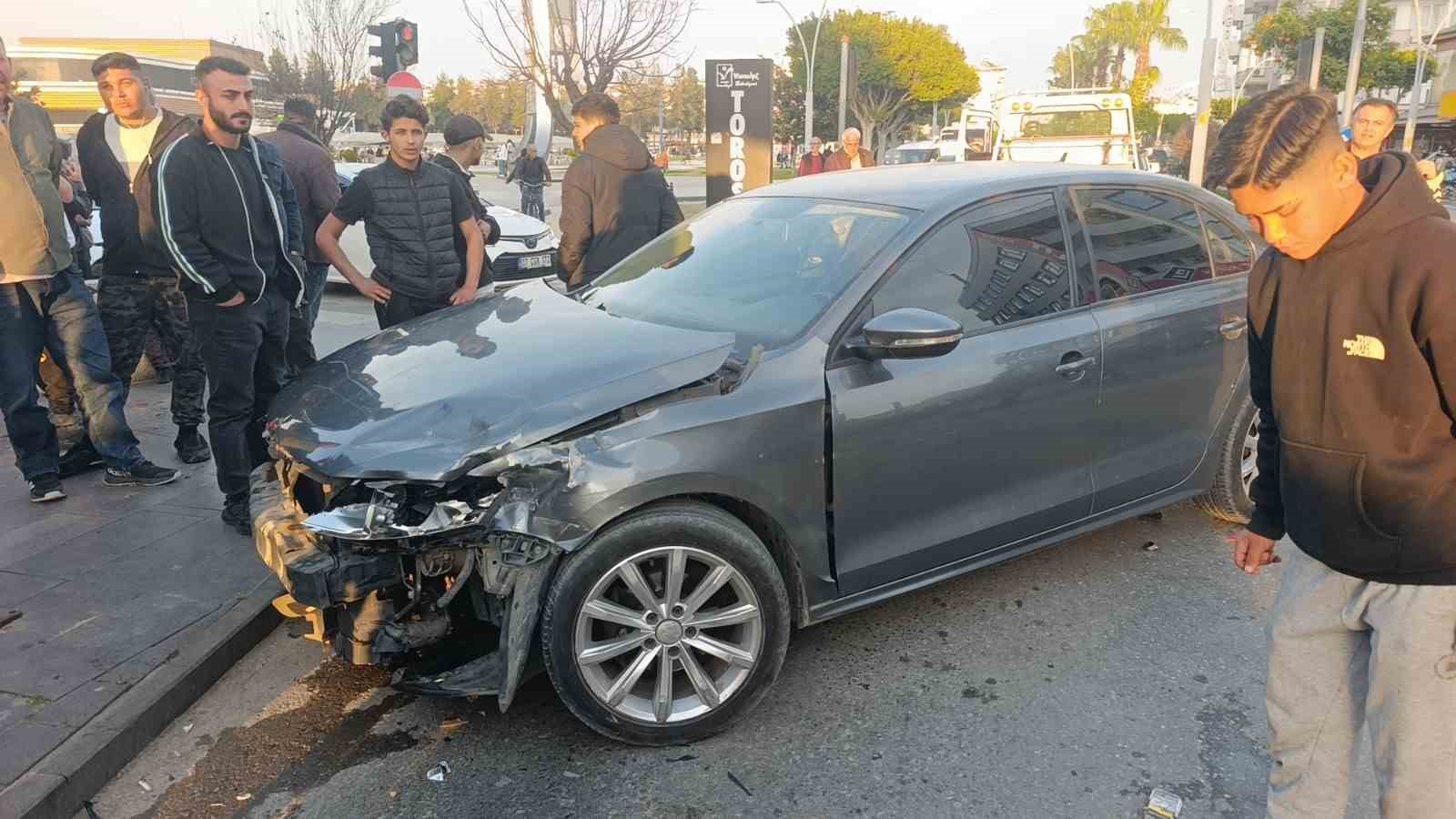 Kırmızı ışıkta geçen kamyonet ile otomobilin çarpışma anı kamerada: 1 yaralı
