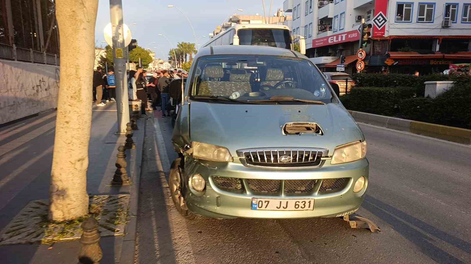 Kırmızı ışıkta geçen kamyonet ile otomobilin çarpışma anı kamerada: 1 yaralı
