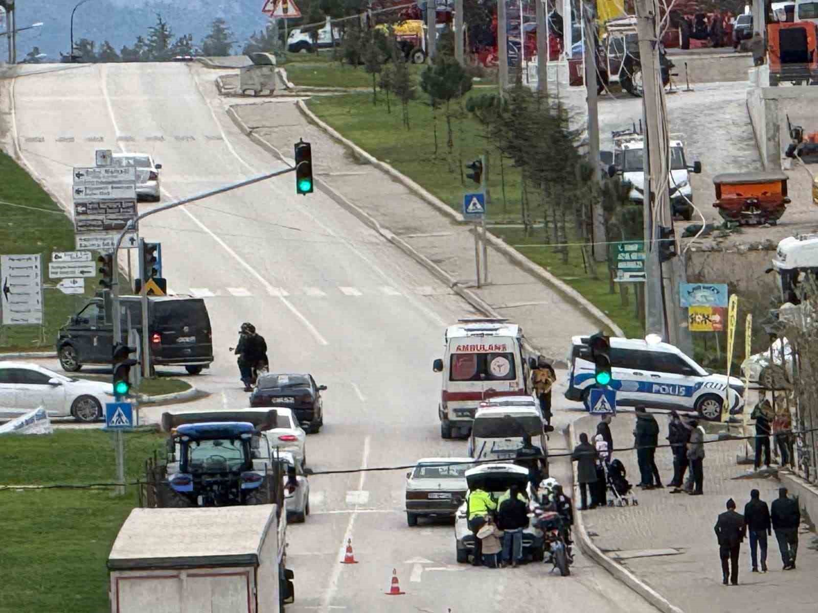 Kırmızı ışıkta kaza: 4 yaralı
