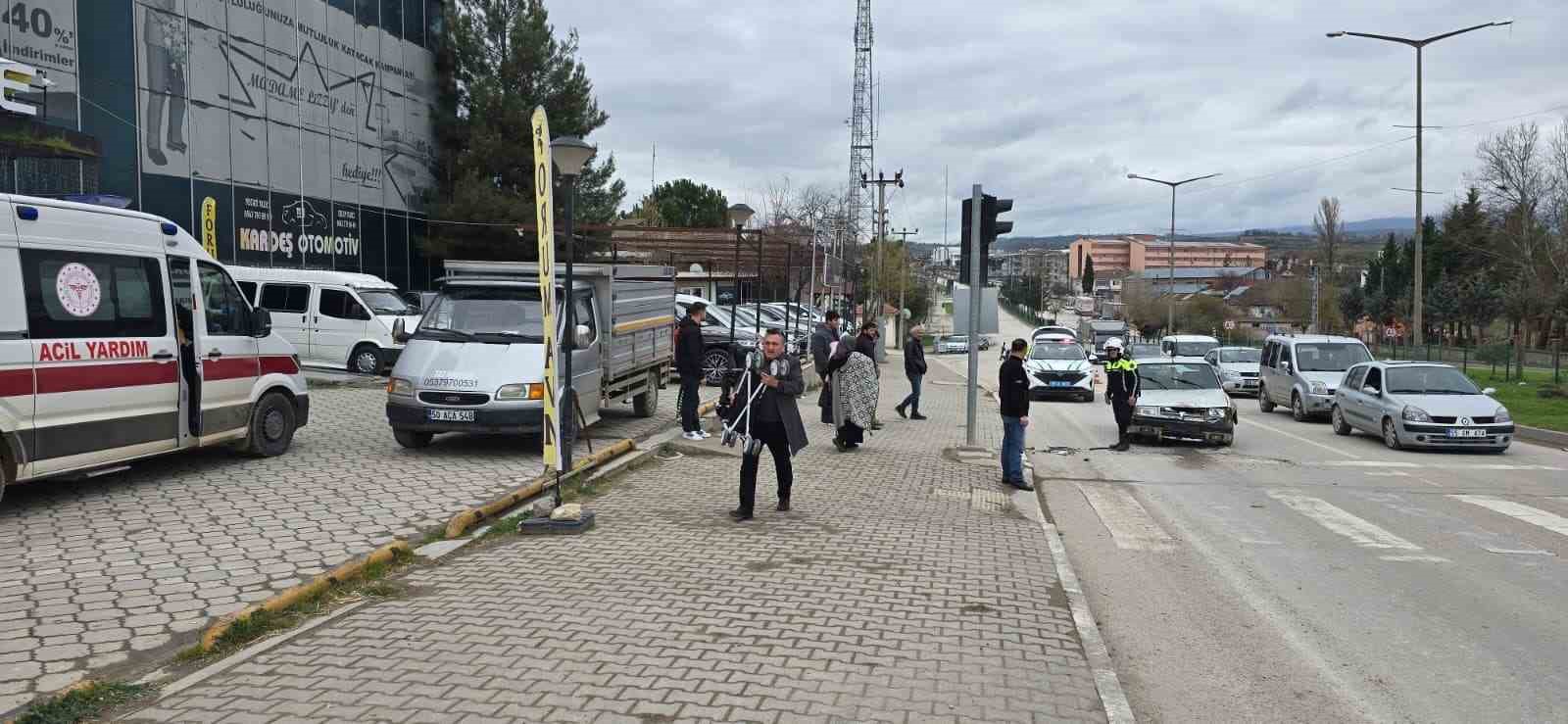 Kırmızı ışıkta kaza: 4 yaralı
