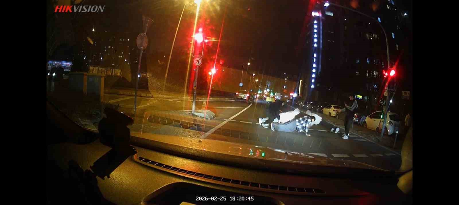 Kırmızı ışıkta yola atlayıp şınav çektiler
