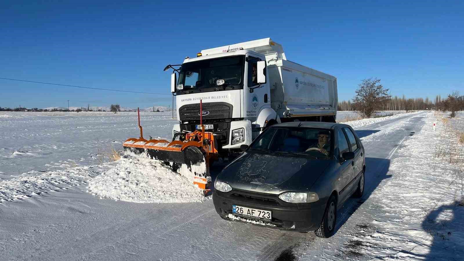 Kırsalda kapalı yol kalmadı: Büyükşehir 266 mahalle yolunu ulaşıma açtı
