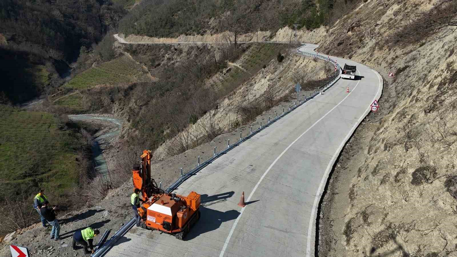 Kırsalda yol güvenliği artırılıyor: 3 bin metrelik otokorkuluk uygulaması
