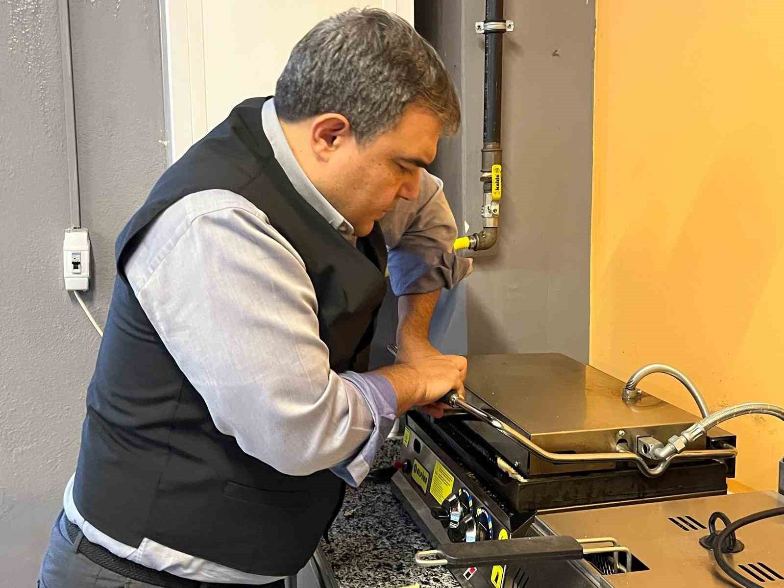 Kırşehir Vali Yardımcısı Balcı tost yaptı, öğrencilerin hesabını ödedi
