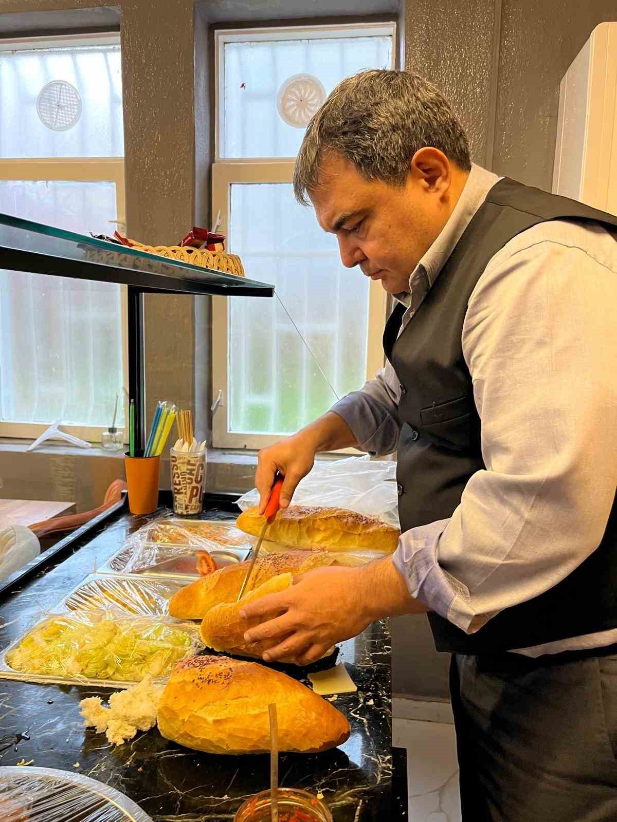 Kırşehir Vali Yardımcısı Balcı tost yaptı, öğrencilerin hesabını ödedi
