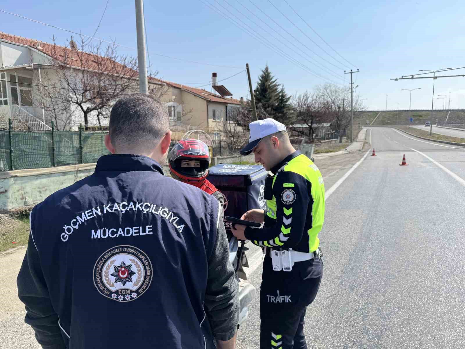 Kırşehir’de 14 düzensiz göçmen yakalandı
