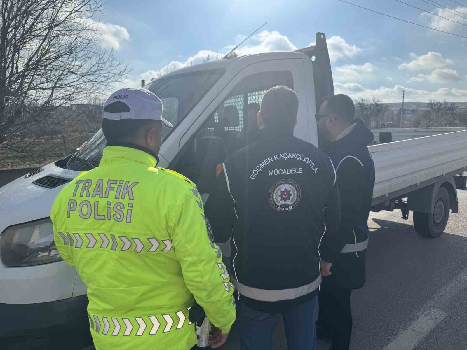 Kırşehir’de 14 düzensiz göçmen yakalandı
