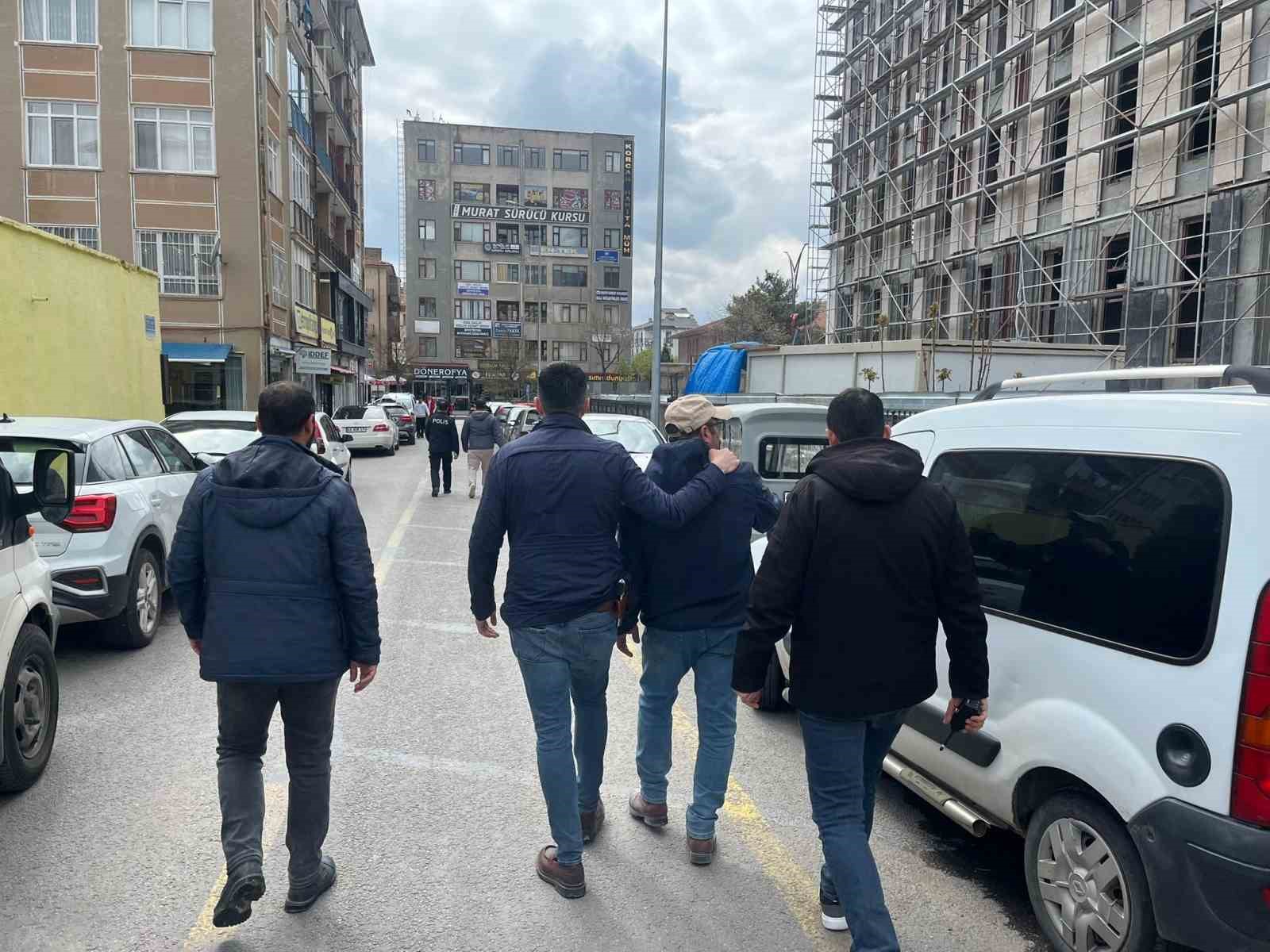 Kırşehir’de 3 işçi maaşlarını alamadıkları iddiasıyla inşaata çıktı
