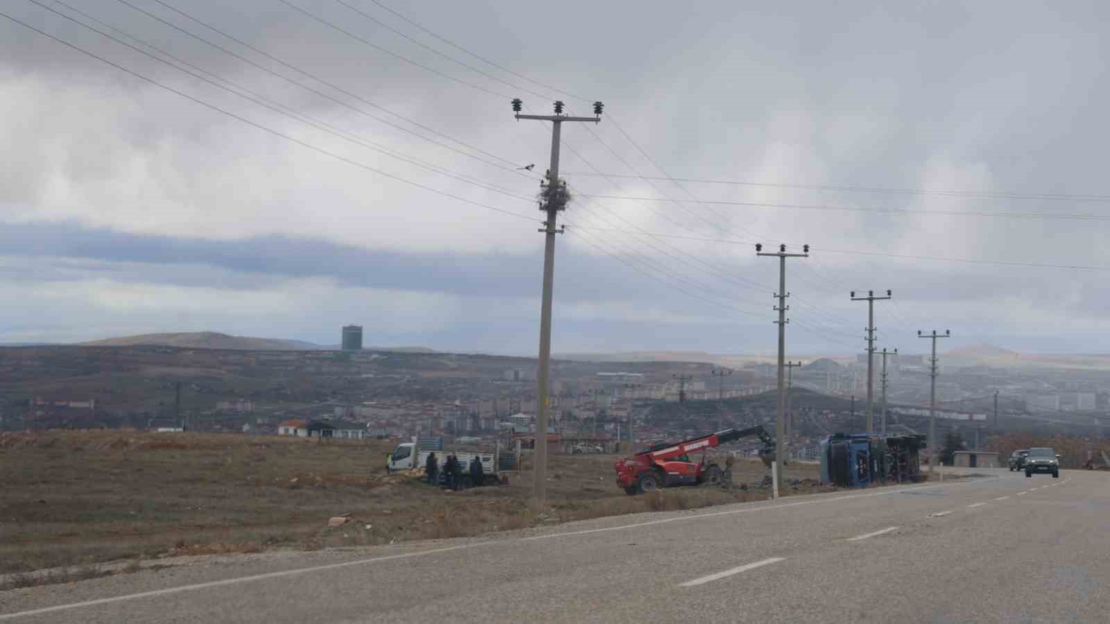 Kırşehir’de briket yüklü kamyon yan yattı
