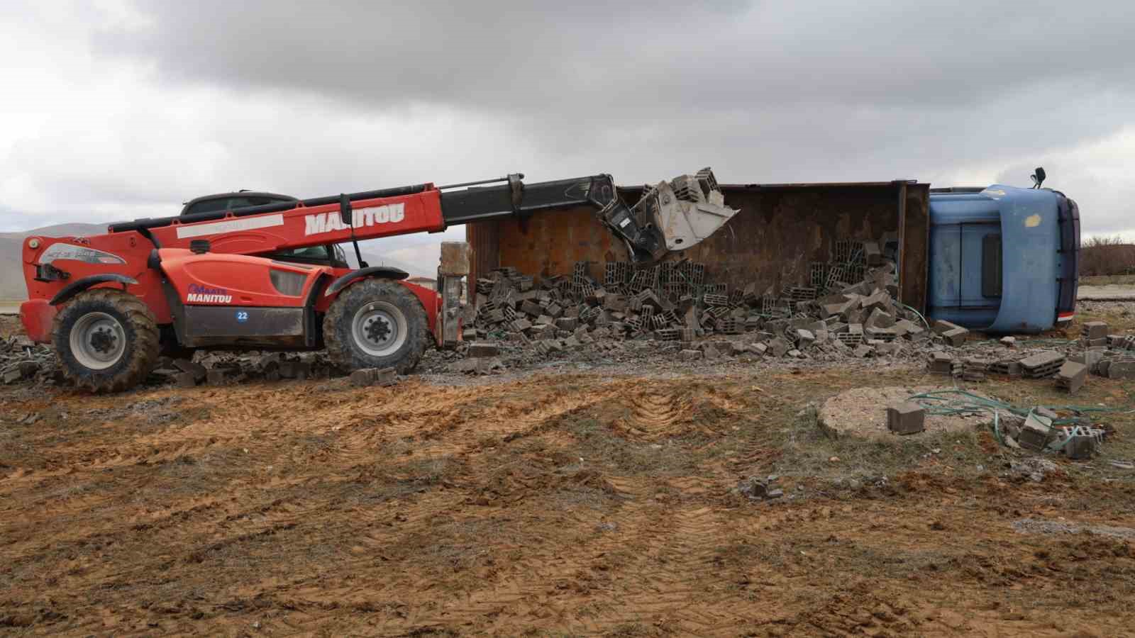 Kırşehir’de briket yüklü kamyon yan yattı
