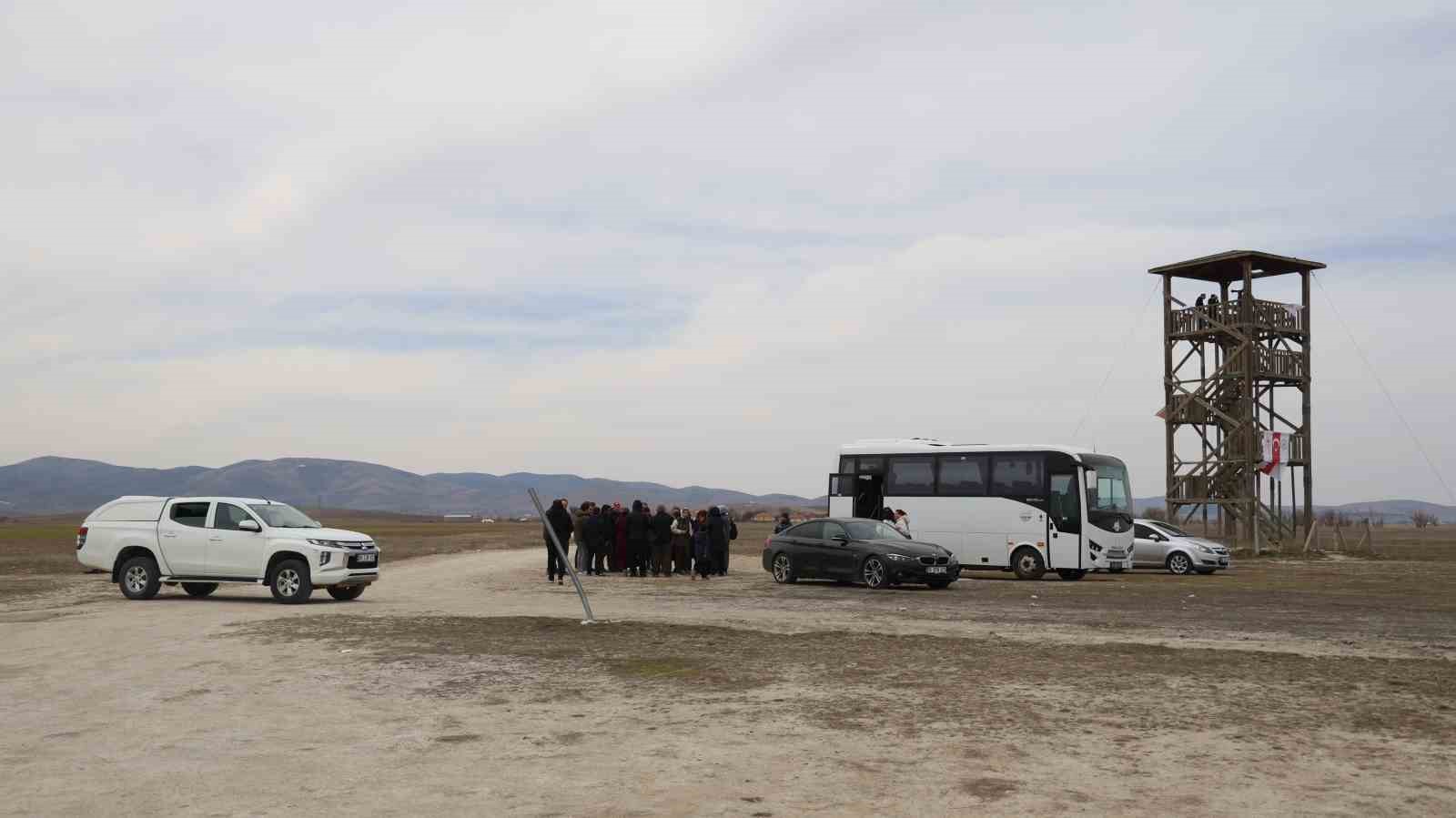 Kırşehir’de flamingolar fotoğraf tutkunlarının objektifine yansıdı
