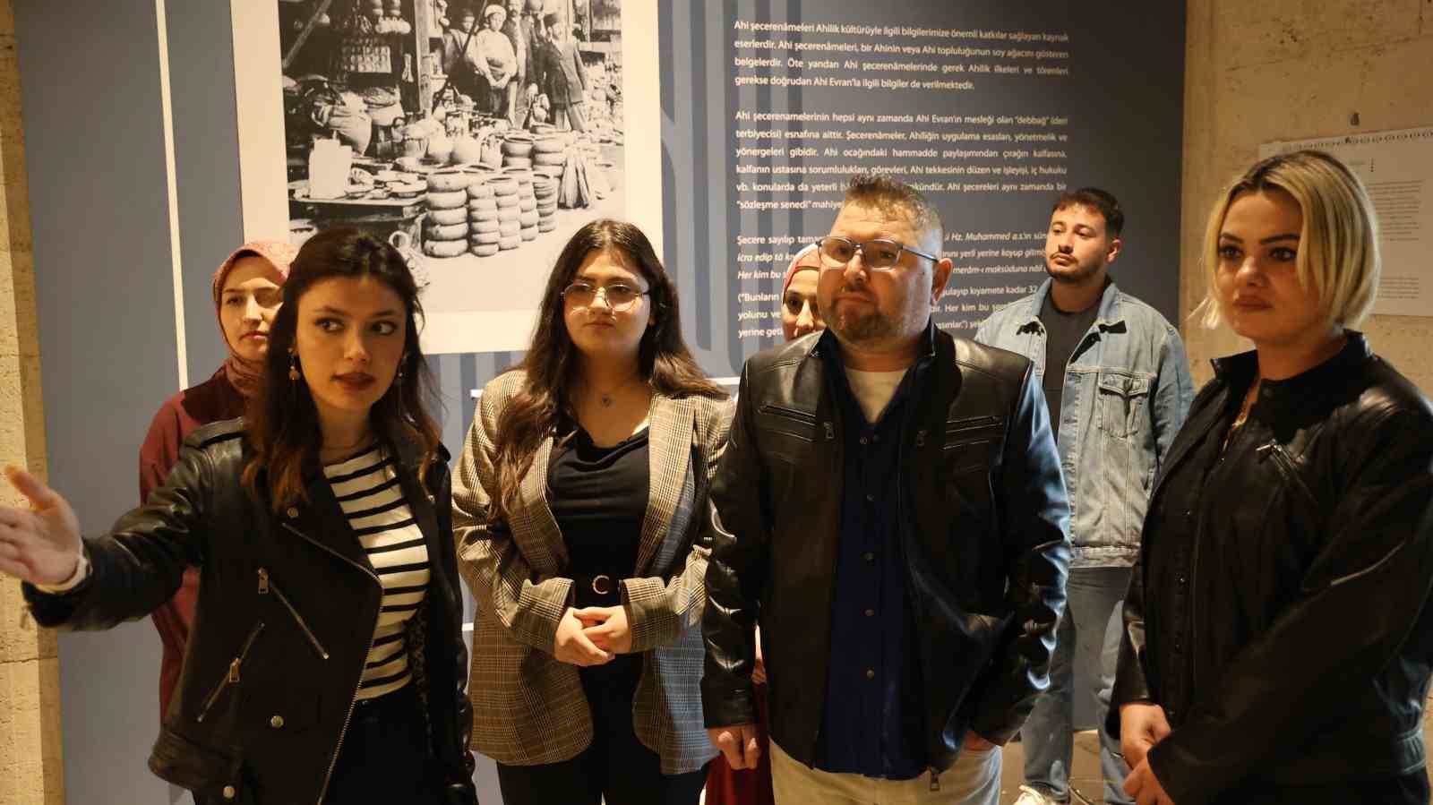 Kırşehir’de gençler 88 saatlik eğitimin ardından müzede rehberlik yapıyor
