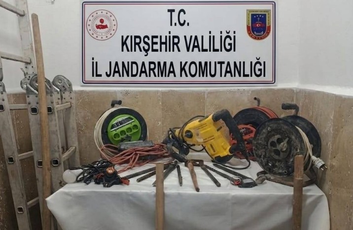 Kırşehir’de kaçak kazı yapan 5 şüpheli suçüstü yakalandı
