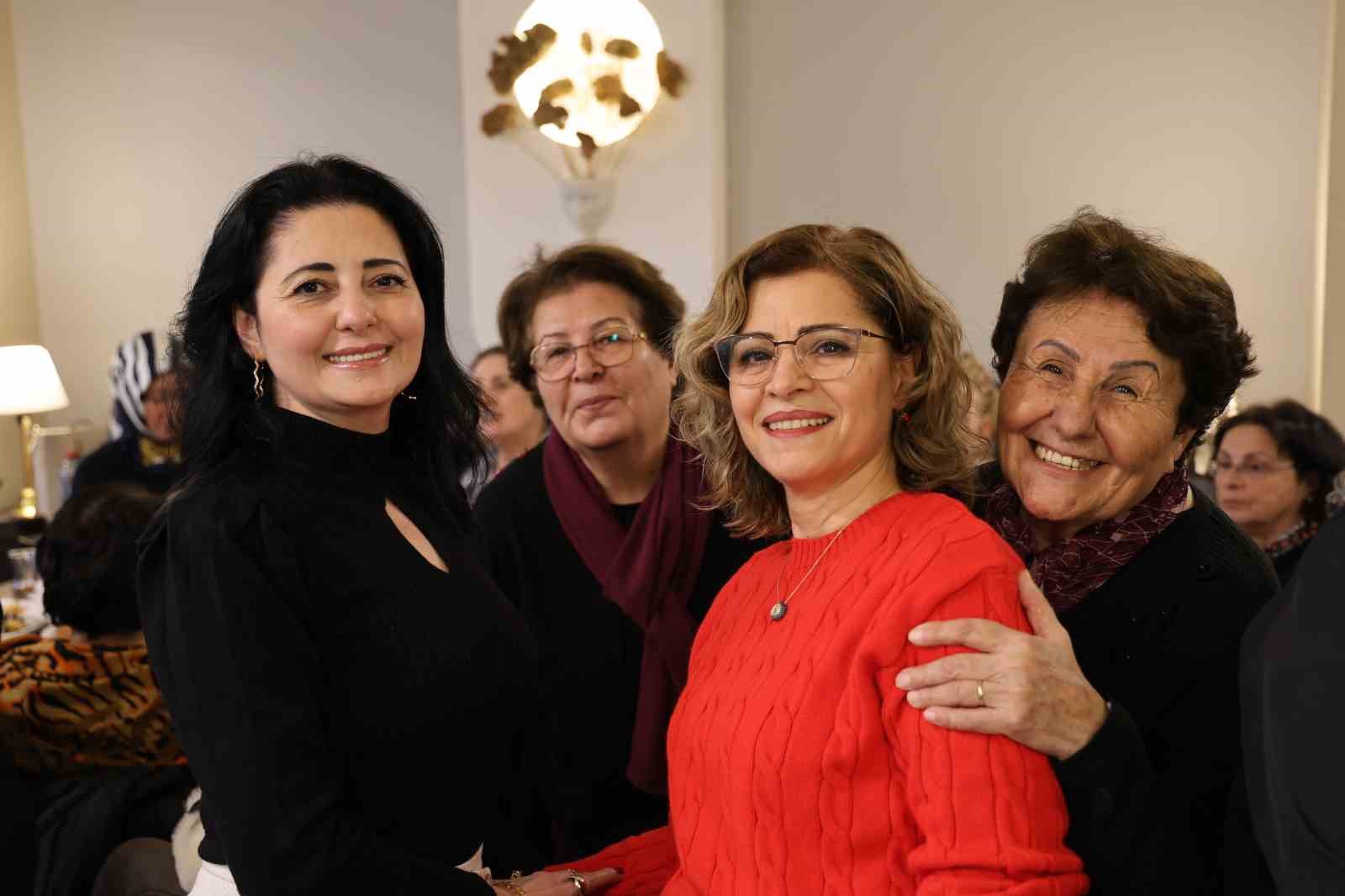 Kırşehir’de kadınlardan ihtiyaç sahibi çocuklara karne hediyesi
