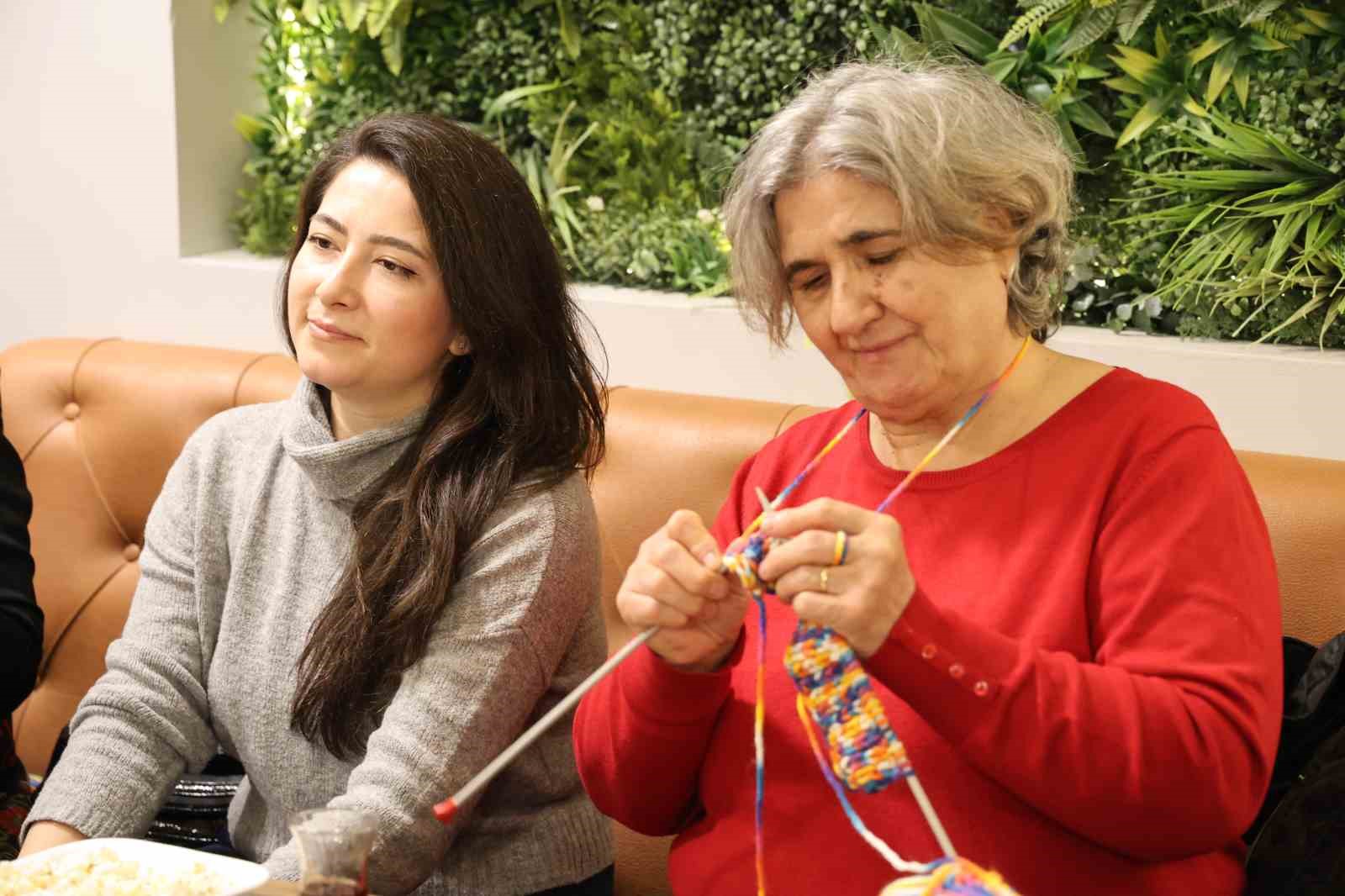 Kırşehir’de kadınlardan ihtiyaç sahibi çocuklara karne hediyesi
