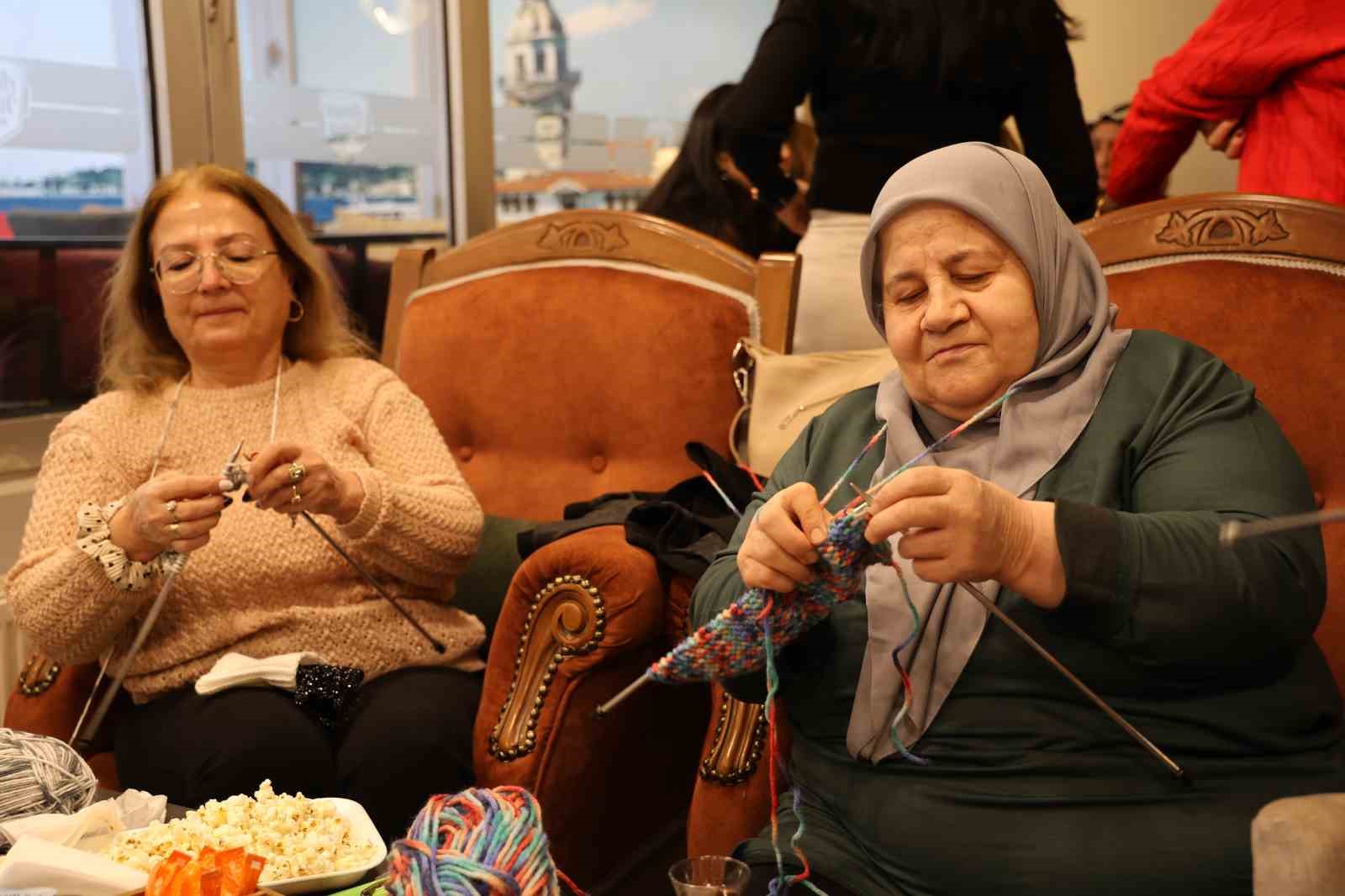 Kırşehir’de kadınlardan ihtiyaç sahibi çocuklara karne hediyesi
