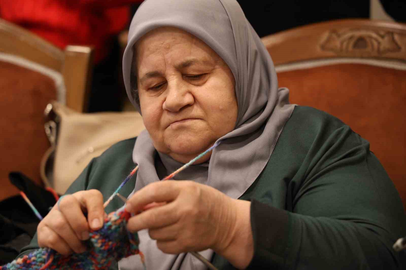 Kırşehir’de kadınlardan ihtiyaç sahibi çocuklara karne hediyesi
