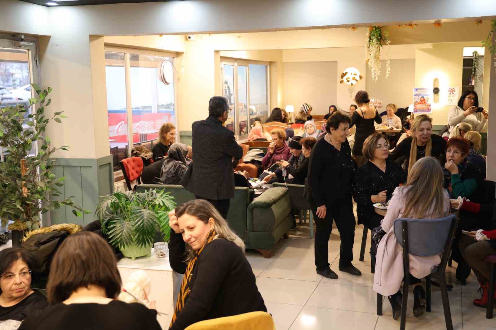 Kırşehir’de kadınlardan ihtiyaç sahibi çocuklara karne hediyesi
