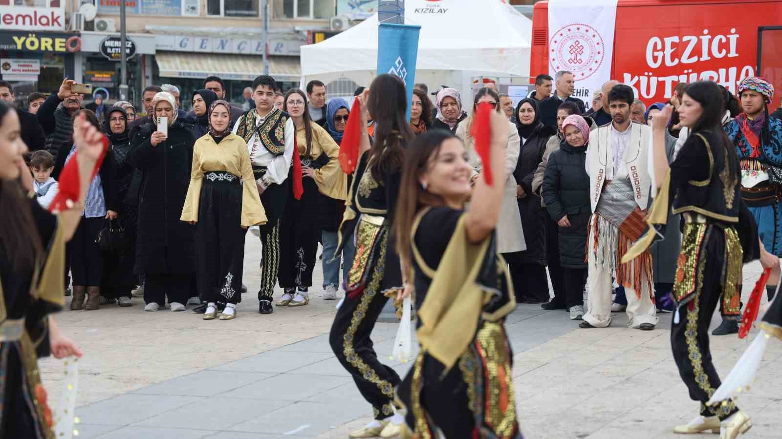 Kırşehir’de nevruz coşkusu: Davul zurna eşliğinde ateş yakıldı
