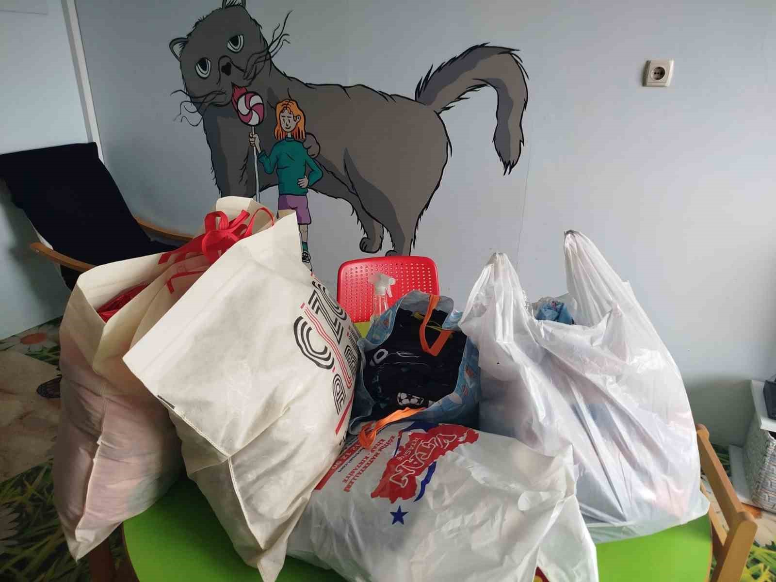 Kırşehir’de örülen atkı ve bereler lösemi tedavisi gören çocuklara gitti
