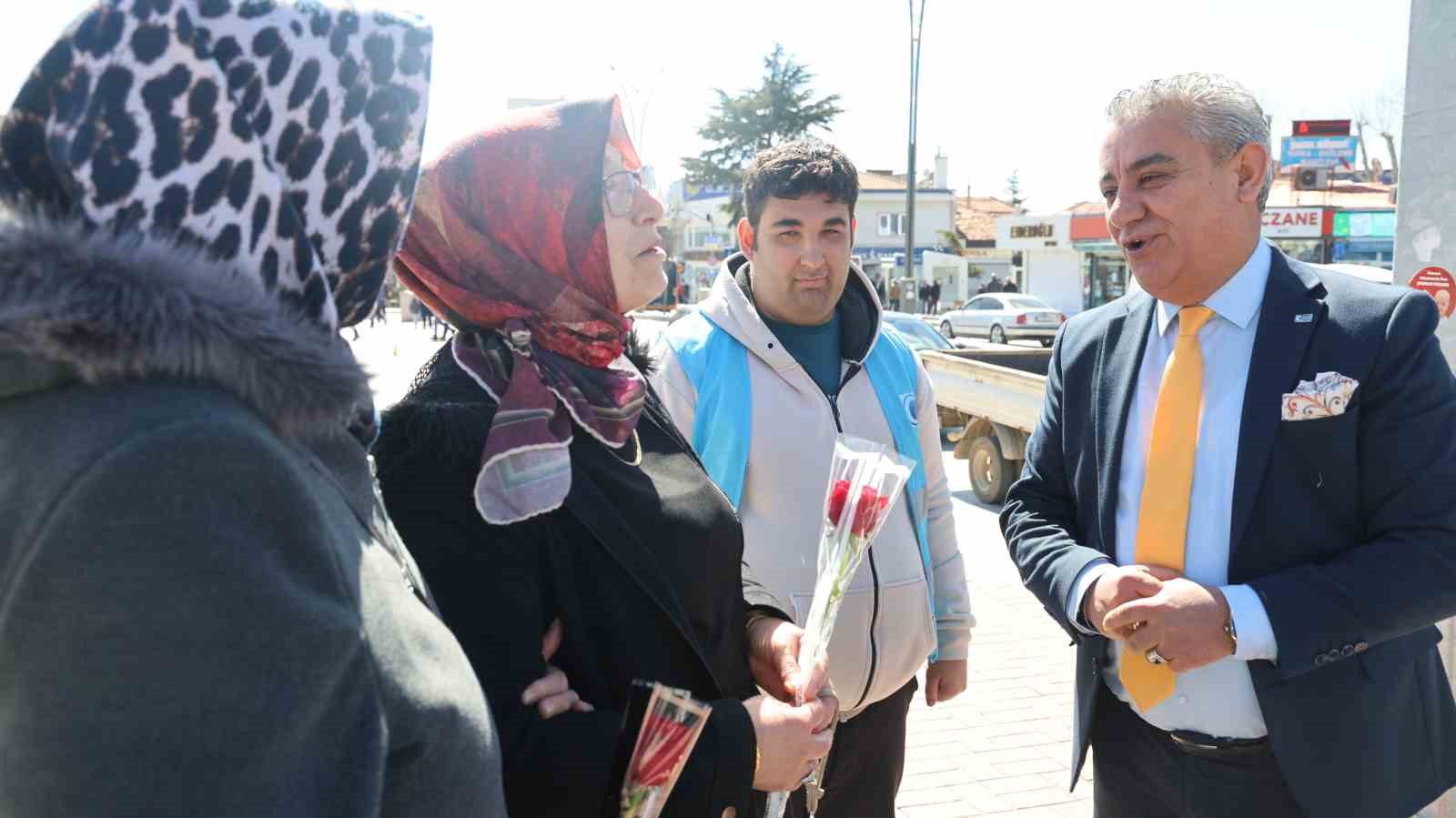 Kırşehir’de özel bireylerden kadınlara gül ve karanfil
