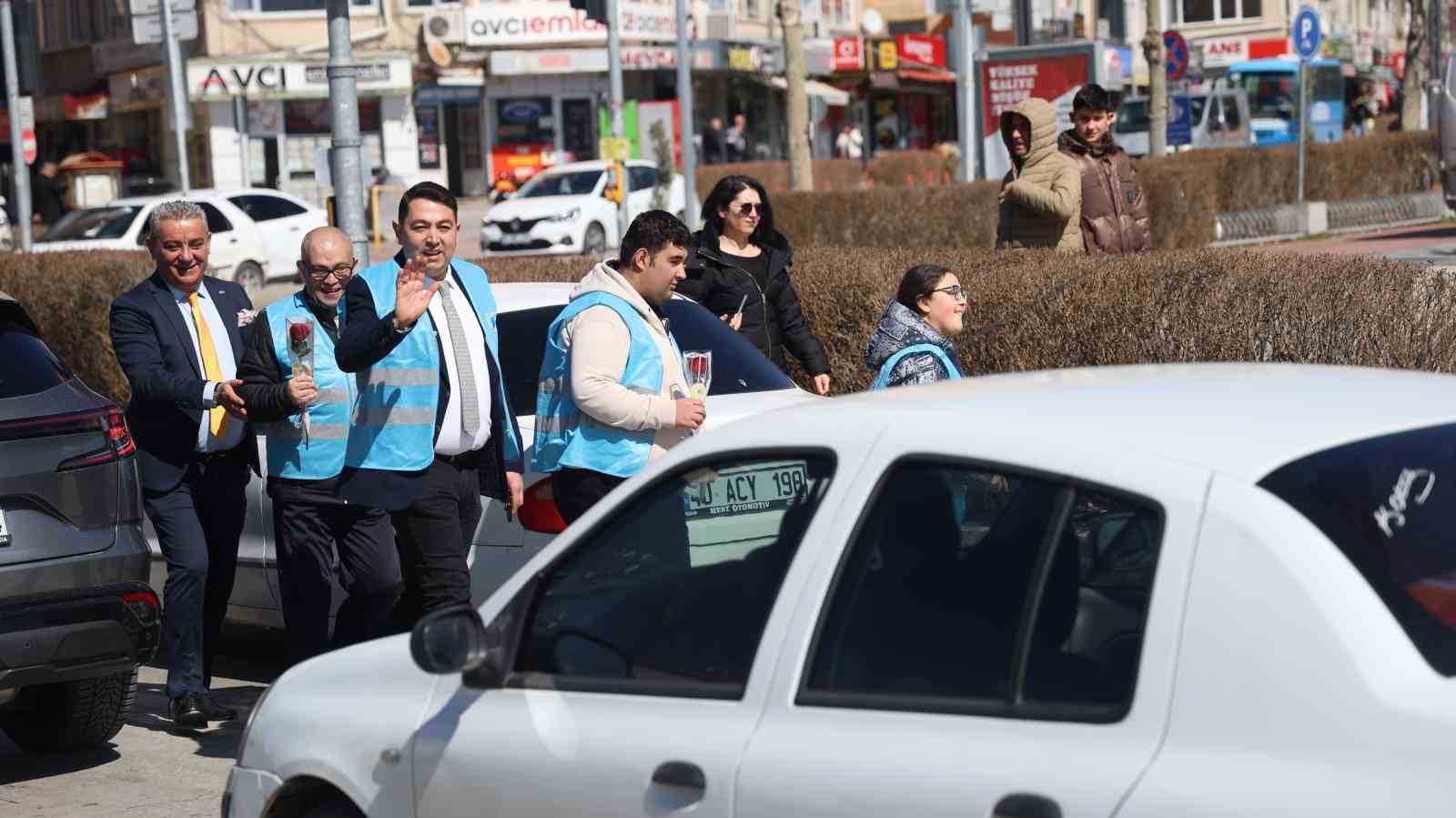 Kırşehir’de özel bireylerden kadınlara gül ve karanfil
